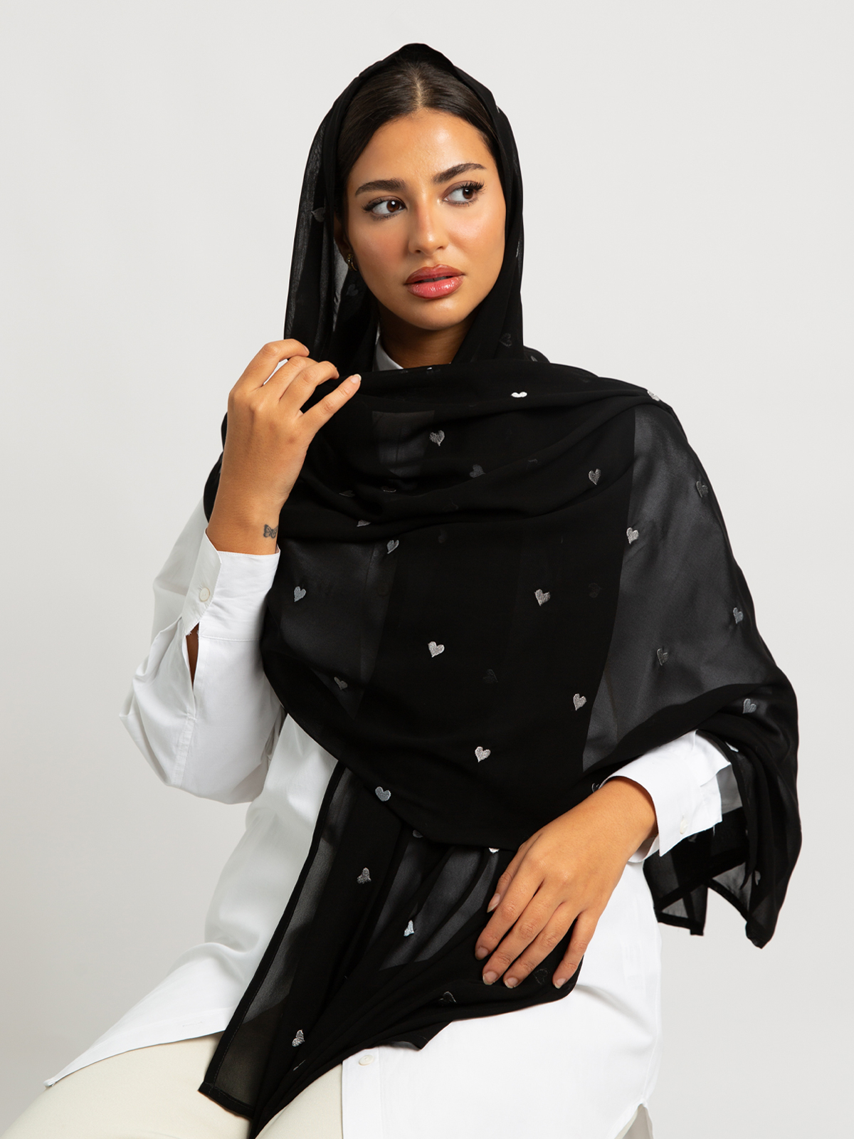 12036fw2511saplbk-black-gray-hearts-laser-tarha-embroidered-laser-tarha-3-base.jpg طرحه القلرب الرمادية أسود - الصورة 1