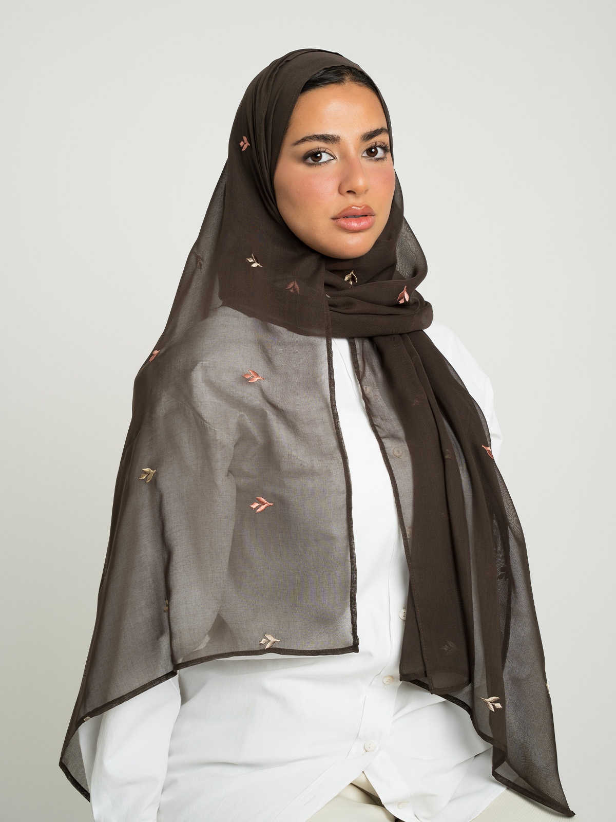 12061fw2512saplbr-brown-petal-trace-single-voile-tarha-one-layer-embroidered-voile-tarha-3-base.jpg طرحه بوال طبقة درب الورد بني - الصورة 1