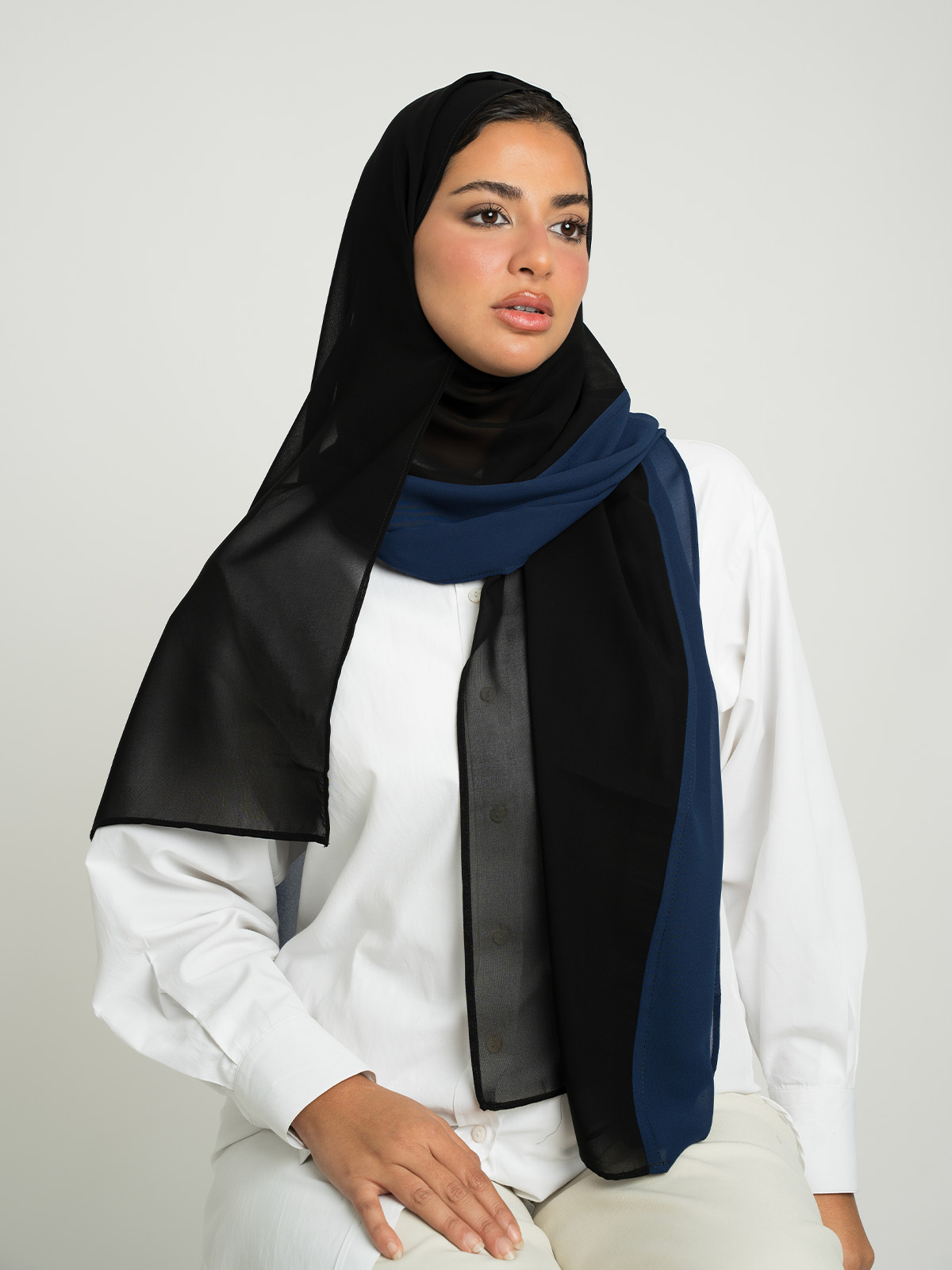 12075fw2512saplbk-black-shades-half-half-laser-tarha-2-color-plain-laser-tarha-3-base.jpg طرحة ليزر نصفين درجات الأسود - الصورة 1