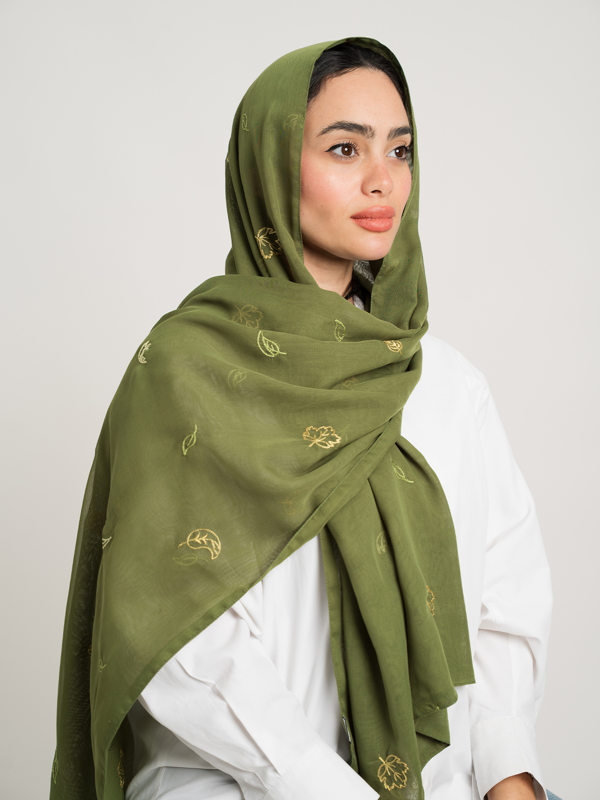 1208fw2512saplg-olive-falling-leafs-double-voile-tarha-two-layers-embroidered-voile-tarha-2-base.jpg طرحه بوال طبقتين أوراق الخريف زيتي - الصورة 1