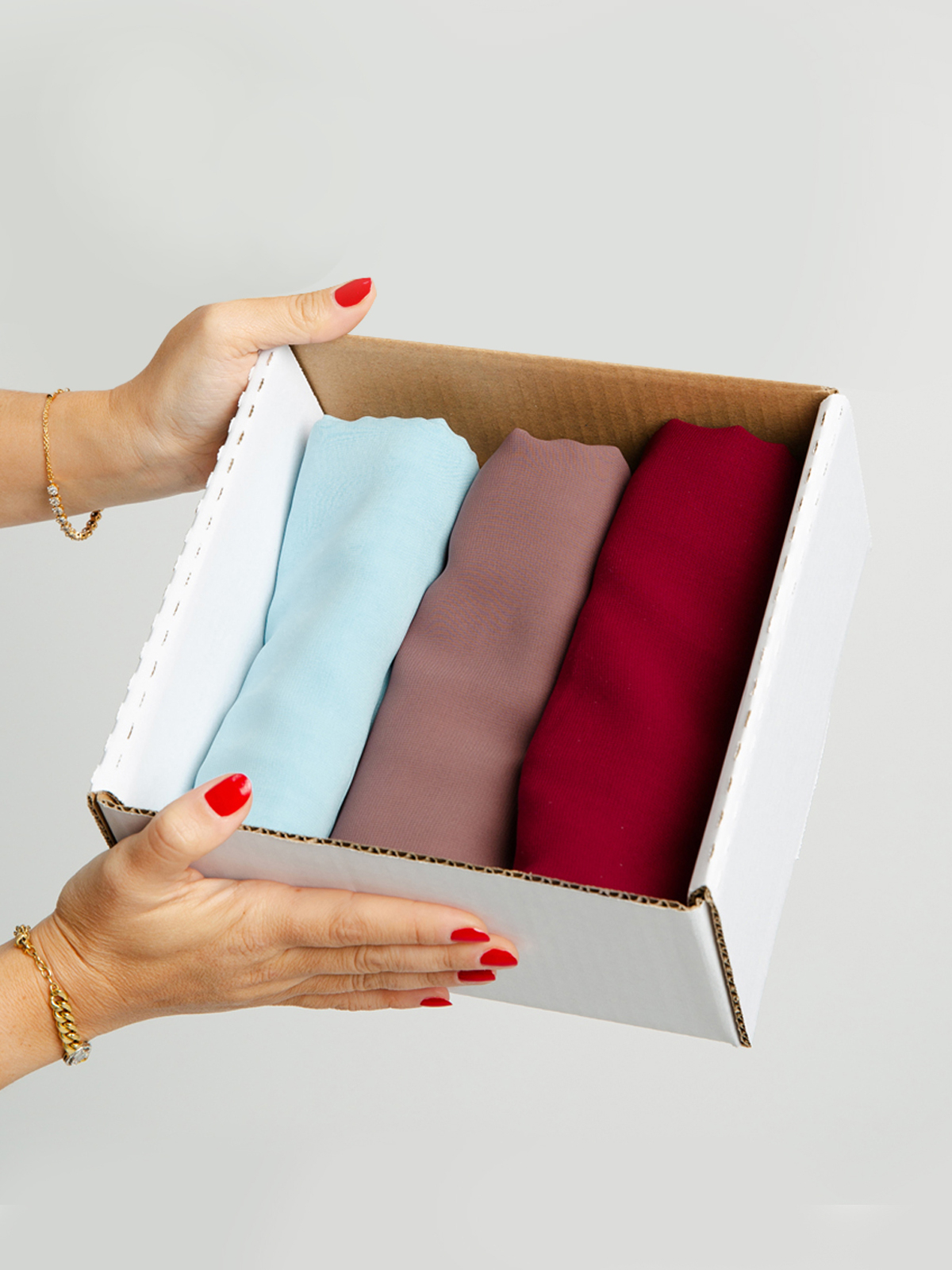 12ss4240007-where-roses-meet-the-sky-palette-3-plain-soft-laser-tarha-palette-1.jpg مجموعة حين تلامس الورود السماء - الصورة 1