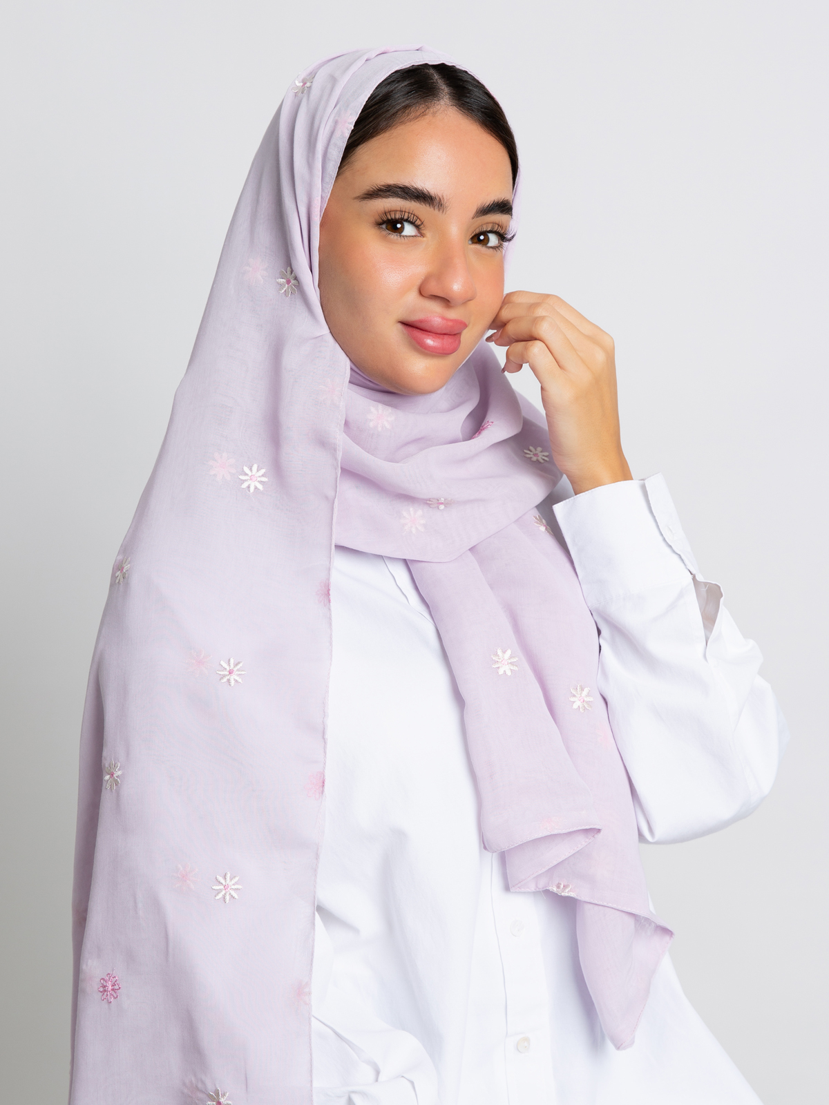 1701ss2409plpi-two-layers-light-purple-petite-petals-tarha-embroidered-tiny-flowers-voile-tarha-1-base.jpg طرحة ورود صغيرة طبقتين - بنفسجي فاتح - الصورة 1