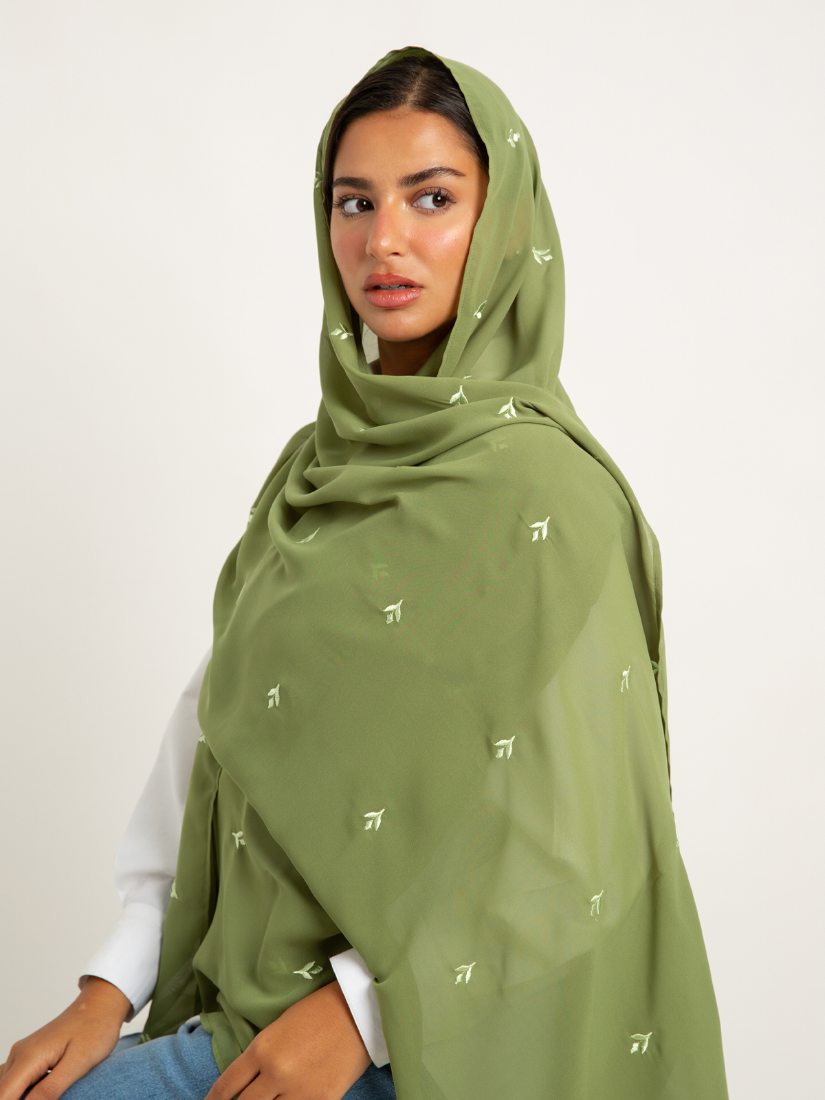 1704fw256saplg-apple-green-petal-trace-laser-tarha-embroidered-laser-tarha-3-base.jpg طرحة درب الورد ليزر تفاحي - الصورة 1
