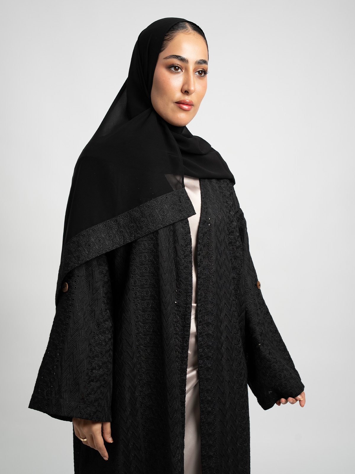 20302fw2601sacobk-1.jpg عباية بوهيمي بقصة عادية زهرة ركامة أسود - الصورة 1