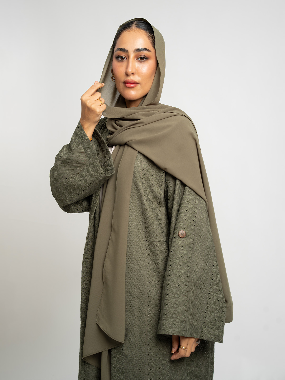 20302fw2601sacool.jpg عباية بوهيمي بقصة عادية زهرة ركامة زيتي - الصورة 1