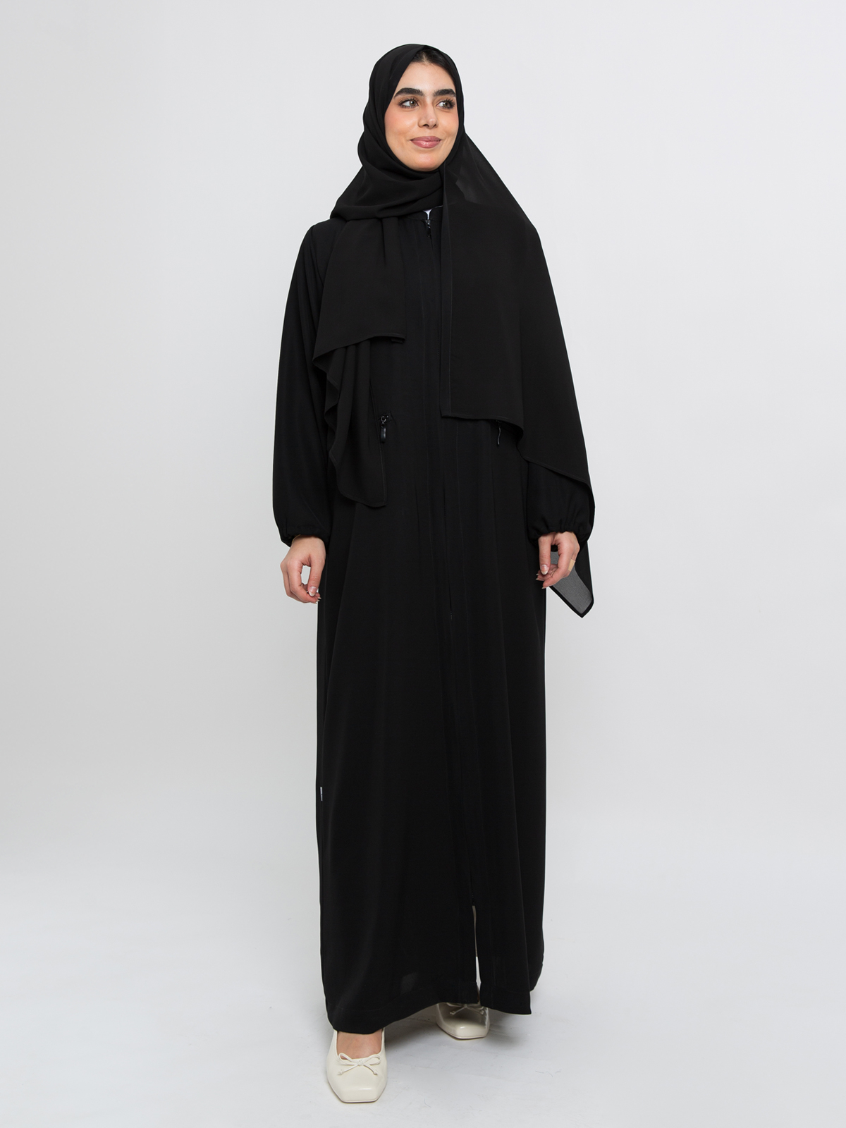 20501ss253saplbk1-black-hajj-zipper-abaya-hajj-closed-zipper-long-abaya-in-crepe-fabric-1-base.jpg عباية العمرة أسود بسحاب - الصورة 1