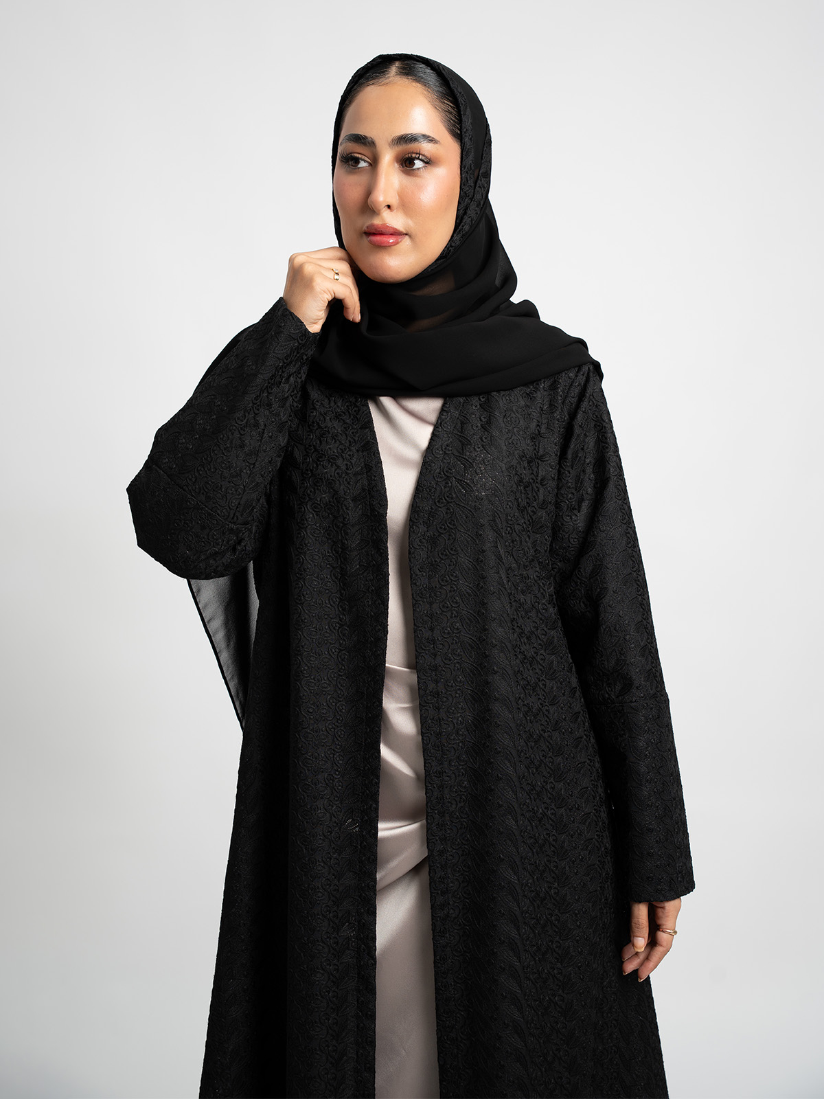20806fw2601sacobk.jpg عباية نص كلوش بتلات ركامة أسود - الصورة 1