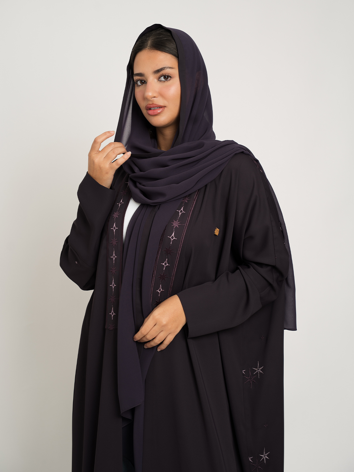 25906fw2511saplpu-mauve-shining-stars-half-bisht-abaya-half-bisht-long-open-abaya-in-embroidered-crepe-fabric-8-1.jpg عباية نص بشت النجوم اللامعة موف - الصورة 1