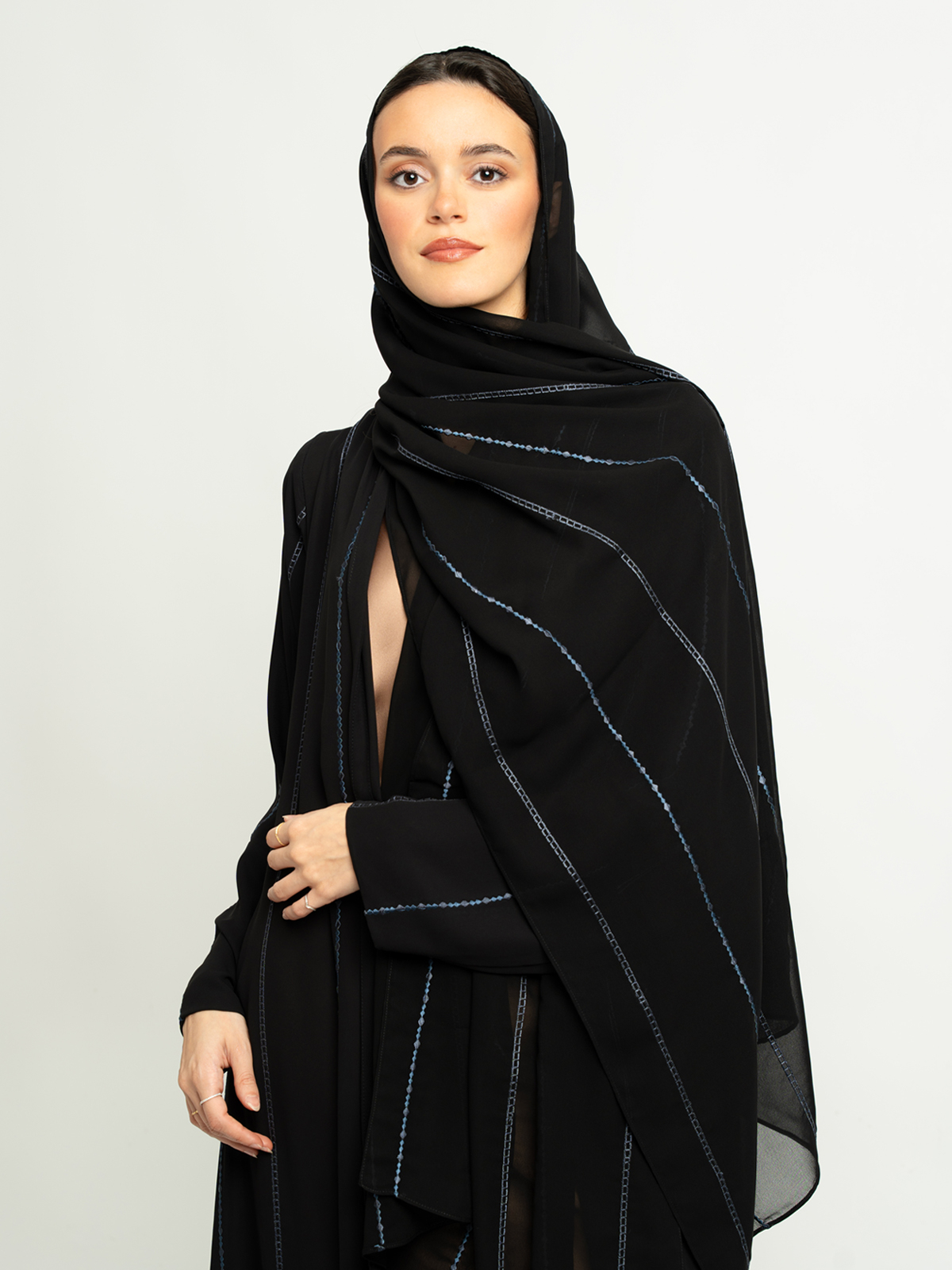 28002fw2601saplbk.jpg عباية نص كلوش خطوط السلسلة أسود مع أزرق - الصورة 1