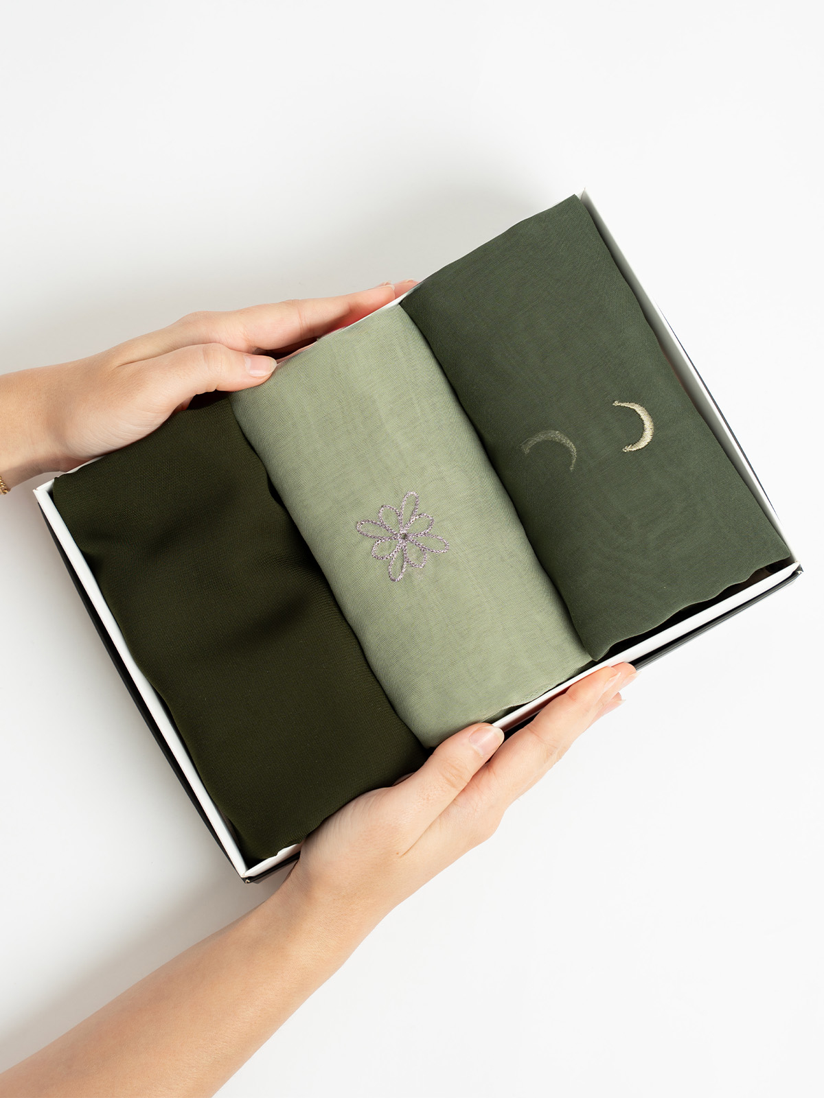 2fw012250005-emerald-eclipse-package-3-embroidered-tarha-in-saver-package-4-base.jpg بكج طرح غسق الزمرد - الصورة 1